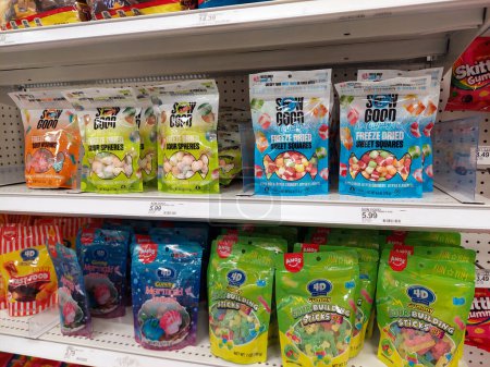 Téléchargez les photos : Los Angeles, Californie - 30 avril 2024 : Sacs de bonbons Bonbons sur une étagère dans un supermarché - en image libre de droit