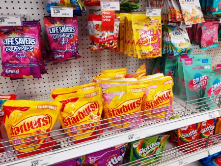 Foto de Los Ángeles, California - 30 de abril de 2024: Bolsas de dulces Dulces en un estante en un supermercado - Imagen libre de derechos