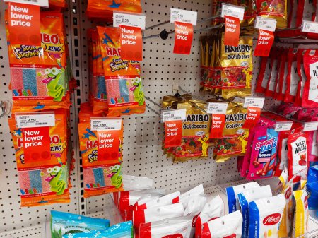 Téléchargez les photos : Los Angeles, Californie - 30 avril 2024 : Sacs de bonbons Bonbons sur une étagère dans un supermarché - en image libre de droit