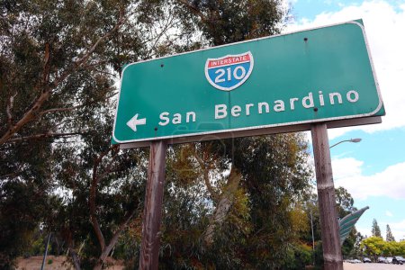 Téléchargez les photos : Los Angeles, Californie : Interstate 210 Foothill Freeway Panneau d'entrée de San Bernardino - en image libre de droit