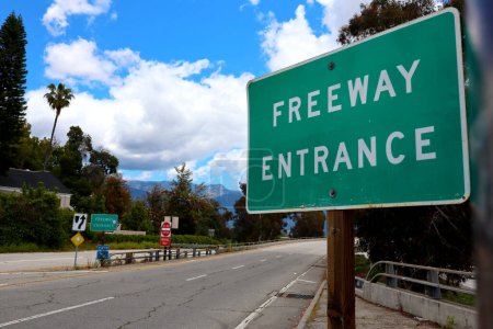 Téléchargez les photos : Los Angeles, Californie - 5 mai 2024 : Panneau d'entrée de l'autoroute - en image libre de droit