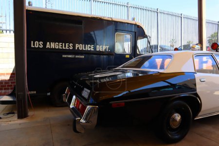 Foto de Los Ángeles, California - 5 de mayo de 2024: Exposición de vehículos policiales en el Museo de Policía de Los Ángeles, el Museo preeminente de la Nación dedicado a la rica historia de la policía de Los Ángeles - Imagen libre de derechos