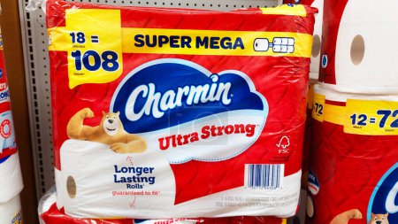 Téléchargez les photos : Los Angeles, Californie - Mai 9, 2024 : CHARMIN Ultra Strong Rolls Bathroom Tissue sur une étagère dans un supermarché - en image libre de droit