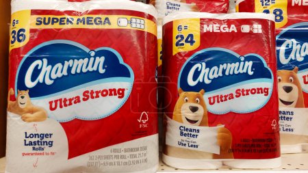Téléchargez les photos : Los Angeles, Californie - Mai 9, 2024 : CHARMIN Ultra Strong Rolls Bathroom Tissue sur une étagère dans un supermarché - en image libre de droit