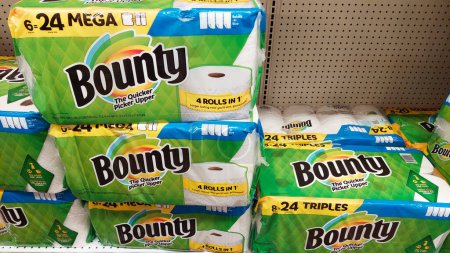 Téléchargez les photos : Los Angeles, Californie - 9 mai 2024 : BOUNTY Paper Towels Rolls on a shelf in a supermarket - en image libre de droit