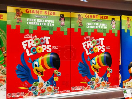 Téléchargez les photos : Los Angeles, California - May 9, 2024: Kellogg's FROOT LOOPS Cereals on a shelf in a supermarket. Froot Loops is a brand of Kellanova, American multinational food manufacturing - en image libre de droit