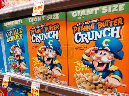 Foto de Los Ángeles, California - 9 de mayo de 2024: CAP 'N CRUNCH Cereales en un estante en un supermercado. Cap 'n Crunch es una marca de Quaker Oats Company - Imagen libre de derechos