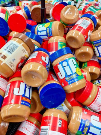 Foto de Los Ángeles, California - 9 de mayo de 2024: JIF Peanut Butter Spread jars. JIF es una marca de The J.M. Empresa Smucker - Imagen libre de derechos