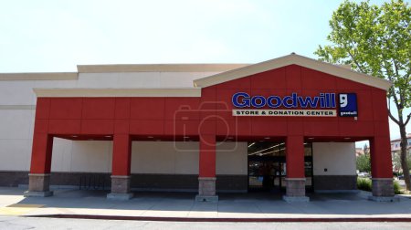 Foto de Los Ángeles, California - 18 de mayo de 2024: Goodwill Store and Donation Center. Organización americana sin ánimo de lucro de rehabilitación profesional para personas con discapacidad - Imagen libre de derechos