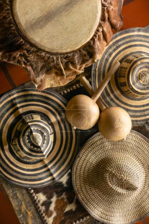 un primer plano de un tambor tradicional colombiano del Caribe de madera