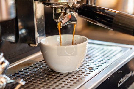 Téléchargez les photos : Machine à expresso versant du café dans le verre - en image libre de droit