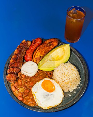 Foto de "bandeja paisa "plato de comida tradicional de Medellín, Colombia - Imagen libre de derechos
