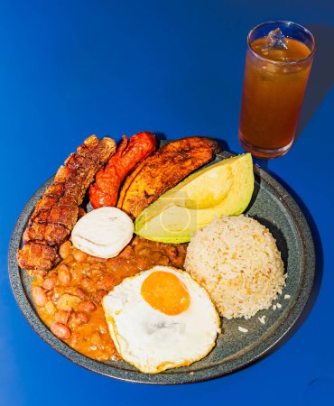 Foto de "bandeja paisa "plato de comida tradicional de Medellín, Colombia - Imagen libre de derechos