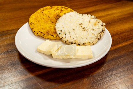 Foto de Dos arepas colombianas de maíz y trigo con queso tipo cuajada - Imagen libre de derechos