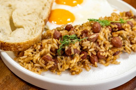 Foto de Desayuno colombiano con pan, huevos y arroz caliente - Imagen libre de derechos