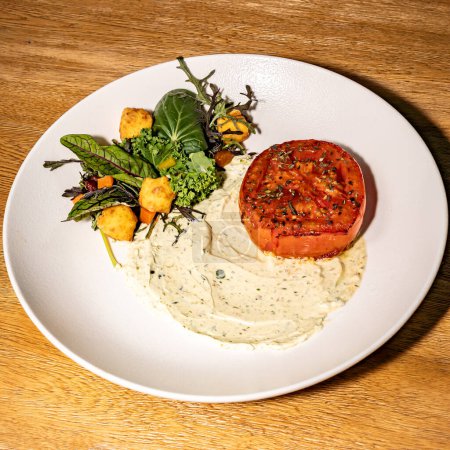 Téléchargez les photos : Salade à la crème sure et tomate cuite au four. Restaurant de l'hôtel. Gastronomie. - en image libre de droit