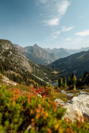Téléchargez les photos : Magnifique paysage montagneux à Maple Pass Randonnée avec des couleurs automnales luxuriantes de bleuets sauvages dans la chaîne de montagnes Cascades du parc national des Cascades Nord dans l'État de Washington aux États-Unis près de la frontière canadienne. - en image libre de droit