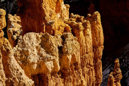 Téléchargez les photos : Vue rapprochée des hoodoos du parc national de Bryce Canyon en hiver dans le sud utah usa montrant des oranges et des blancs pendant la journée. - en image libre de droit
