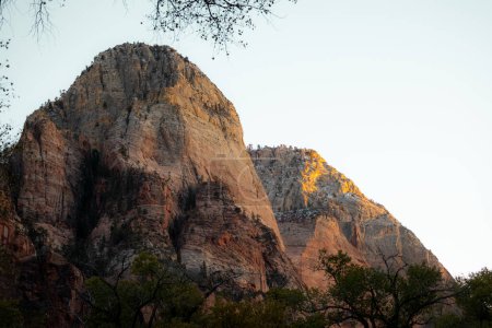 Téléchargez les photos : Paysages incroyables vue sur la montagne dans la vallée au parc national de Zion dans l'Utah États-Unis. Il y a des couleurs étonnantes d'orange et de jaune à tout moment de la journée. - en image libre de droit