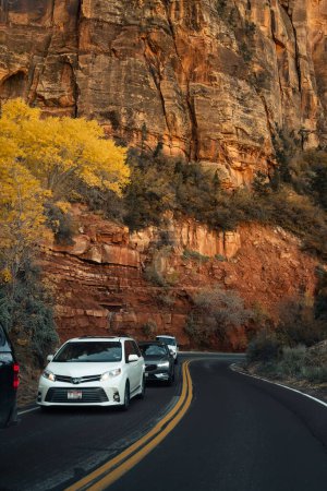 Téléchargez les photos : Les gens qui attendent en ligne pour sortir du parc national de Zion dans l'Utah à l'entrée est parce que le parc ferme le tunnel étroit lorsque des véhicules plus gros et des véhicules récréatifs traversent. - en image libre de droit
