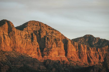 Téléchargez les photos : Tight shot zoomed in photograph of red rock in Sedona Arizona Yapapai County American Southwest showing detail of the red rock at sunset in the winter month of January. Views of northern arizona - en image libre de droit