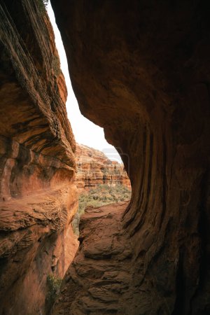Téléchargez les photos : Vue verticale de la célèbre grotte du métro de Boynton Canyon Sedona Arizona. - en image libre de droit