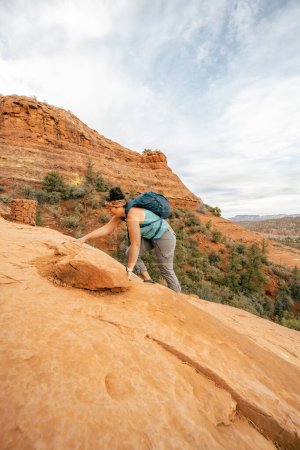 Téléchargez les photos : 30s femme à quatre pattes randonnée vers le haut Cathedral Rock Trail à Sedona Arizona - en image libre de droit