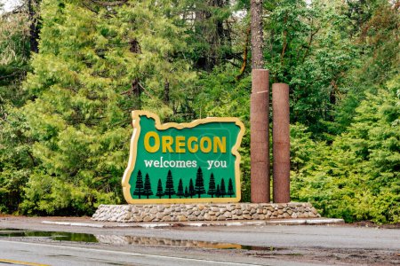 Foto de Oregon le da la bienvenida a firmar después de la lluvia dura con charco como se ve desde la US-199. - Imagen libre de derechos