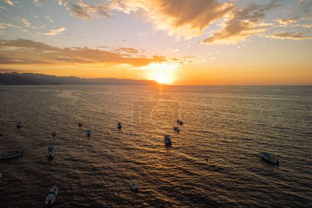 Téléchargez les photos : Coucher de soleil idyllique horizontal vu d'une vue aérienne près de Los Muertos Beach Pier dans le ciel. - en image libre de droit