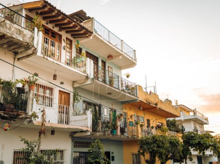 Appartements typiques de style mexicain avec des balcons avec de la peinture colorée et des décorations. Angle bas.