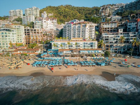Foto de Puerto Vallarta Beach Club Resort que cuenta con un salón gay con cabañas junto a la piscina junto a la bahía. - Imagen libre de derechos