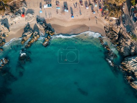 Vista aérea de la playa de Conchas Chinas en Puerto Vallarta México mostrando agua turquesa clara en el océano
