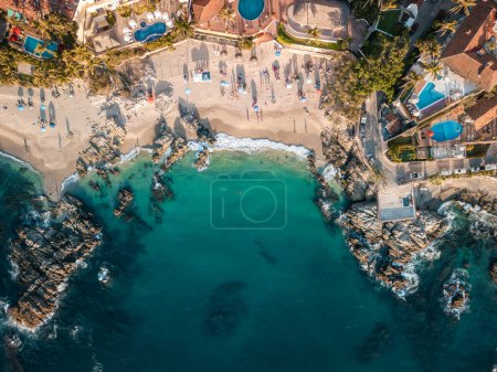 Foto de Vista aérea horizontal de la playa de Conchas Chinas en México mostrando agua turquesa clara en el océano - Imagen libre de derechos