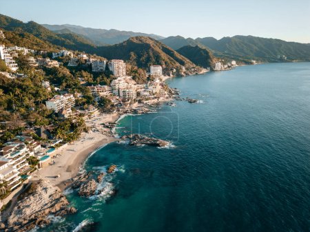 Alta vista aérea de la playa de Conchas Chinas y hoteles cercanos en Puerto Vallarta México.