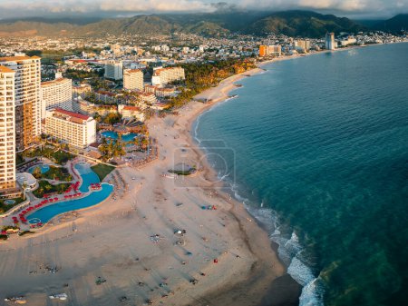 Téléchargez les photos : Vue aérienne horizontale depuis la zone hôtelière sur l'eau de mer turquoise et la plage en direction du PV central. - en image libre de droit
