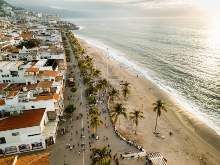 Téléchargez les photos : Foules de personnes marchant sur la promenade vue aérienne de el Malecon Puerto Vallarta Mexique. - en image libre de droit