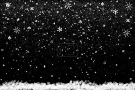 Téléchargez les photos : Flocons de neige tombants isolés sur fond noir. Peut être utilisé pour créer des cartes postales - en image libre de droit