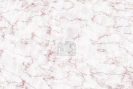 Una vista de cerca del mármol blanco con un patrón suave de venas rosadas y grises creando una textura de fondo natural lujosa y refinada. La superficie representa las complejidades y la belleza que se encuentran en los materiales de piedra natural, comúnmente utilizados en el diseño.