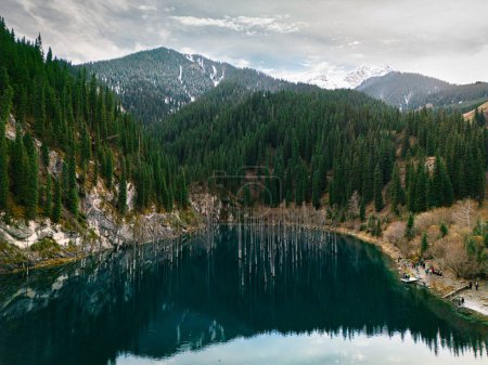 Téléchargez les photos : Lac de montagne unique Kaindy au Kazakhstan - en image libre de droit