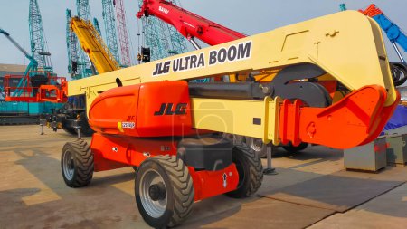 Foto de Yakarta, Indonesia - 22 de junio de 2022: JLG Ultra boom 1250 AJP, boom lift 38 meter articulate type parking at the yard. - Imagen libre de derechos