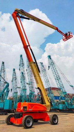 Foto de Yakarta, Indonesia - 22 de junio de 2022: Boom lift 38 meter JLG 1250 AJP articulate type working on boom up at the yard. - Imagen libre de derechos