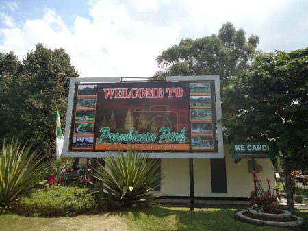 Téléchargez les photos : 10 août 2013, Java central - Indonésie : Bienvenue à signer à l'entrée complexe du temple bouddhiste Prambanan le plus grand temple de Java. - en image libre de droit
