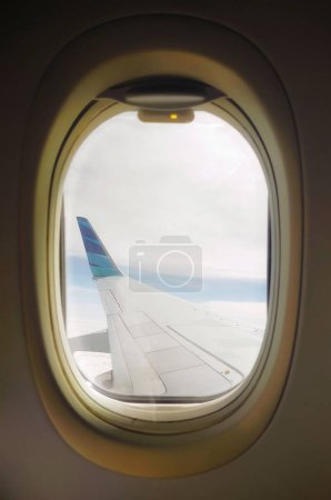 Téléchargez les photos : Vue de la fenêtre de la compagnie aérienne, aile de l'avion volant actuellement au ciel. - en image libre de droit