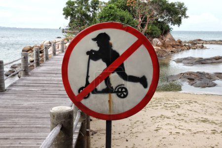 Téléchargez les photos : Pas de scooter autorisé signe à la plage passerelle en bois. - en image libre de droit