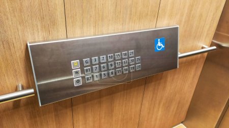 Die deaktivierte Aufzugstaste oder -scheibe mit Braille-Code des Aufzugs.