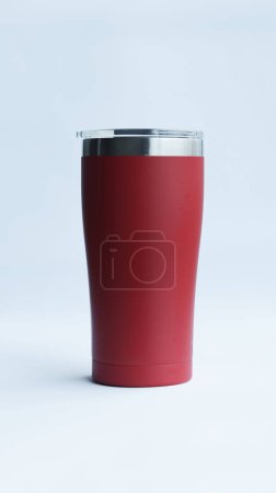 Foto de Vaso de acero inoxidable rojo y taza de vacío aislado taza de viaje de doble pared con tapa aislada en blanco. - Imagen libre de derechos