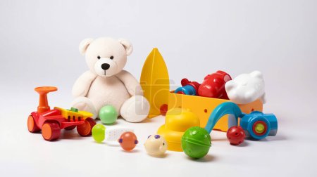 Kolorowe różne zabawki dla dzieci i zabawy, takie jak lalka, samochód, zwierzę i piłka.