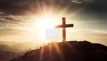 Foto de Silueta de la cruz cristiana en la colina la paz y el símbolo espiritual del pueblo cristiano. Inspiración, resurrección, esperanza y concepto. - Imagen libre de derechos