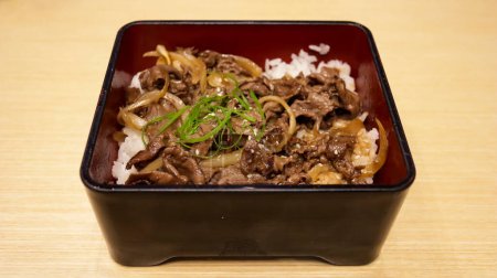 Foto de Comida japonesa yakiniku a la parrilla cocina de carne en la caja con arroz. - Imagen libre de derechos