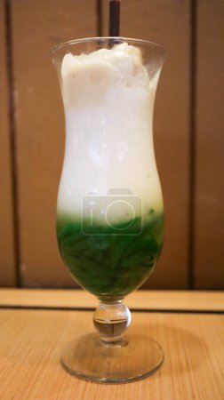 Téléchargez les photos : Tropical Delight Cendol en verre avec lait de coco crémeux et gelée verte - en image libre de droit